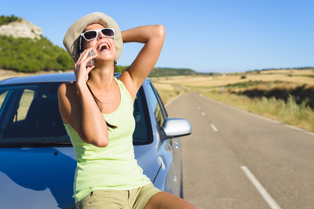 Das beste Handynetz Deutschlands Frau am Auto Das beste Handynetz Deutschlands