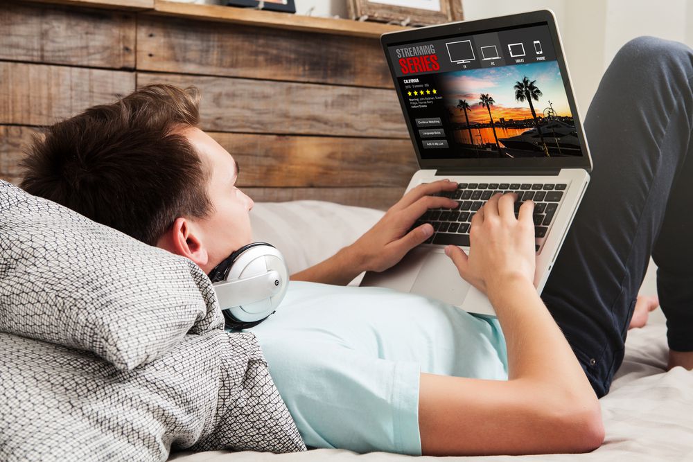 ▷ Burning Series Wie legal ist es ? Mann mit Laptop ▷ Burning Series Wie legal ist es ?