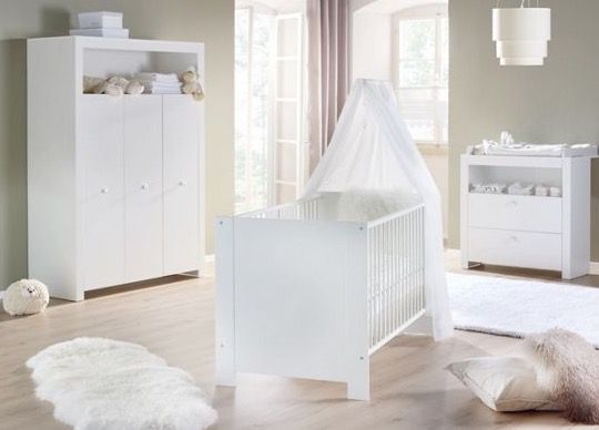 Günstige Kinderzimmer Möbel bei Mömax   z.B. komplette Babyzimmer Einrichtung für 284,€ (statt 355€)