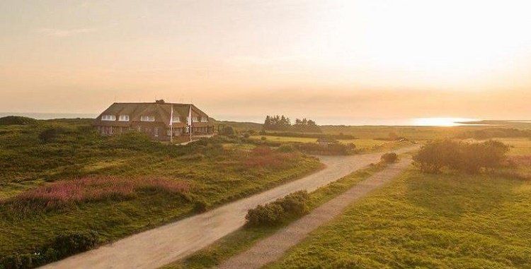 2   4 ÜN im 4* Hotel auf Sylt inkl. Frühstück, Spa & 3 Gänge Dinner ab 199€ p. P.