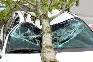 Schaden am Auto   Wer zahlt? Unwetter, Vandalismus und Co.