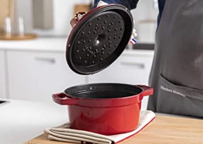 Staub Cocotte/Bräter aus Gusseisen bei XXXLutz   z.B. Schmortopf 28cm rund (6,7l) für 95,52€ (statt 152€)