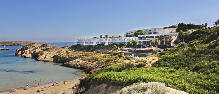 2 Wochen auf Menorca im guten Appartmenthotel mit Flügen, Transfer & Zug zum Flug ab 365€