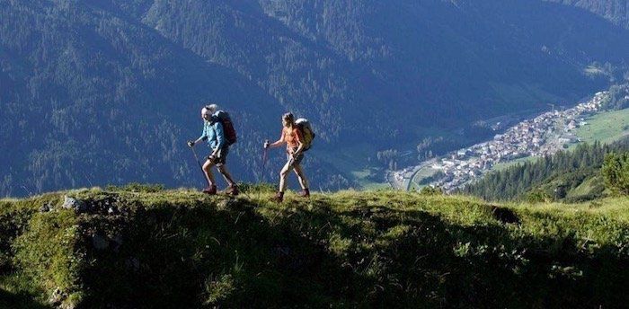 Wanderurlaub im Sommer: 3 4 ÜN für 2 Personen im 4* Hotel Lux Alpinae in St. Anton am Arlberg inkl. Sommerkarte für 188€