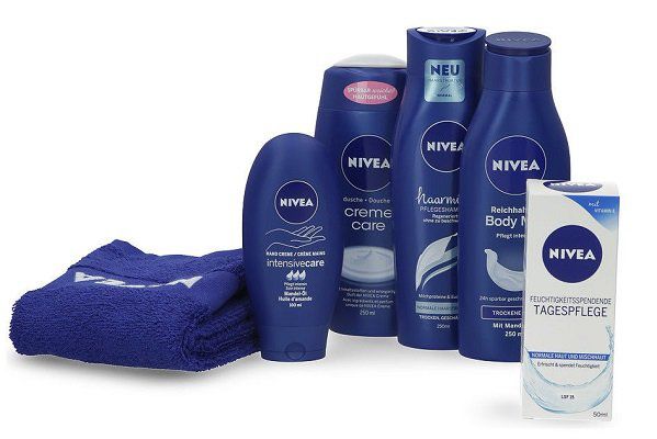 Nivea 5 teiliges Geschenk Set Verwöhnpflege mit Handtuch für 7,99€ (statt 16€)