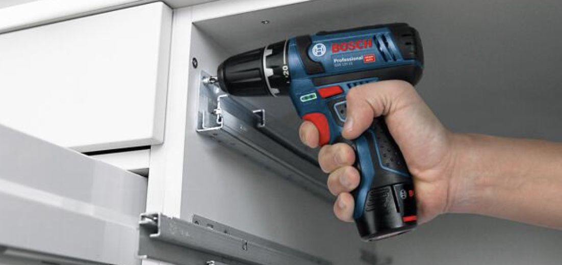 Bosch GSR 12V 15 Akku Bohrschrauber mit 2 Akkus + Tasche für 103€ (statt 129€)