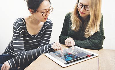 Zwei Frauen am Tablet