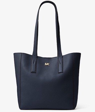 Michael Kors Schultertasche Junie in Large aus gekrispeltem Leder in Blau oder Schwarz für 125€ (statt 165€)