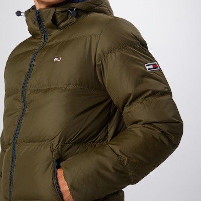 Tommy Jeans Herren Daunenjacke für 132,84€ (statt 200€)