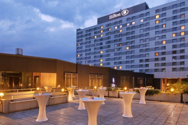 ÜN im 5* Hilton Hotel Düsseldorf für Zwei mit Frühstück und opt. romantischen 4 Gänge Dinner ab 75,65€