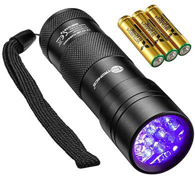 TaoTronics FL001   UV Taschenlampe mit 12 LEDs & 3 AAA Batterien für 4,99€   Prime