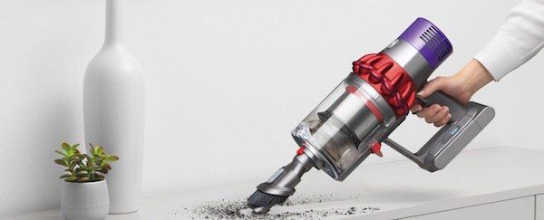 DYSON Cyclone V10 Fluffy Stielsauger in Rot für 299€ (statt neu 449€)   refurbished mit 1 Jahr Garantie