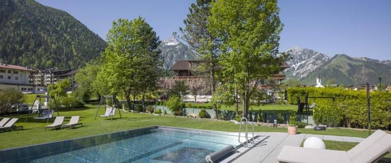 Last Minute: 2 ÜN in Tirol im großen DZ inkl. Frühstück, Wellness mit 4 Saunen & mehr ab 174€ p.P.