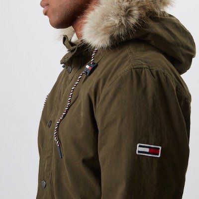 Tommy Jeans Parka in Dunkelgrün und Kapuze mit Kunstfellbesatz für 165,24€ (statt 175€)