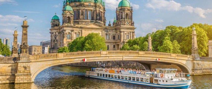 Berlin: Sightseeing Bootstour auf der Spree + Hotel mit Frühstück ab 49€ p.P.