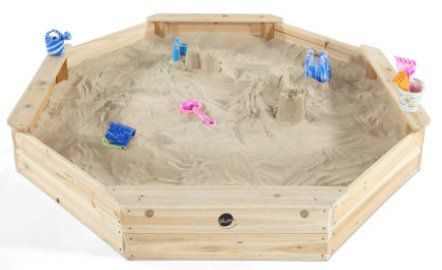 plum gigantischer Kinder Sandkasten aus Holz mit Bänken und Schutzhülle für 79,99€ (statt 95€)