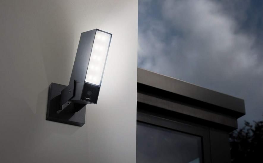2er Pack Netatmo Presence Outdoor Sicherheitskamera mit Flutlicht ab 299,95€ (statt 436€)