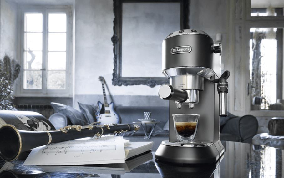 Top! Delongi EC 685.BK Dedica Style Espressomaschine + Milchaufschäumer Delongi EMF2.B Alicia Latte für 116,81€ (statt 209€)