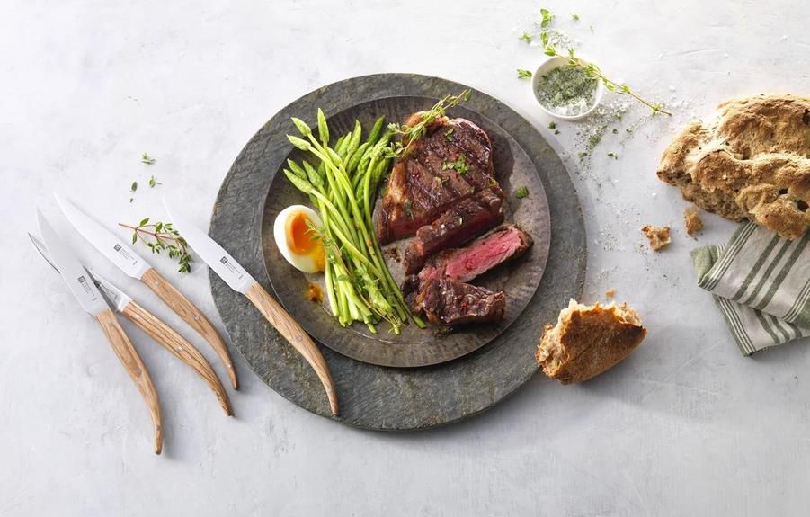 Zwilling Steak­mes­s­er­set 4 tlg. mit Eichenholzgriffen für 47,96€ (statt 72€)