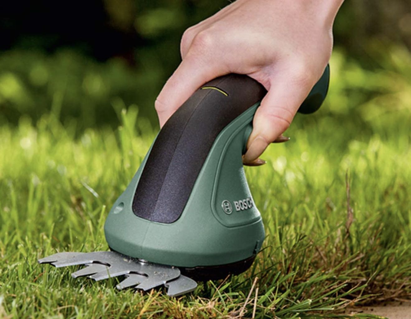 Bosch EasyShear Akku Grasschere mit 8 / 12 cm Schnittbreite für 32,50€ (statt 45€)