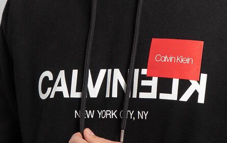 Calvin Klein Text Reverse Logo Hoodie für 53,55€ (statt 84€)