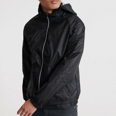 Superdry Herren Sky Chaser Windjacke in verschiedenen Farben für 36€ (statt 45€)