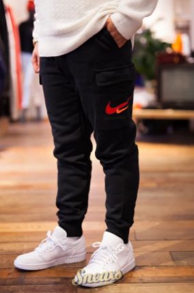 Ausverkauft! Nike Printed Swoosh Cargo Pants für 25,90€ (statt 54€)
