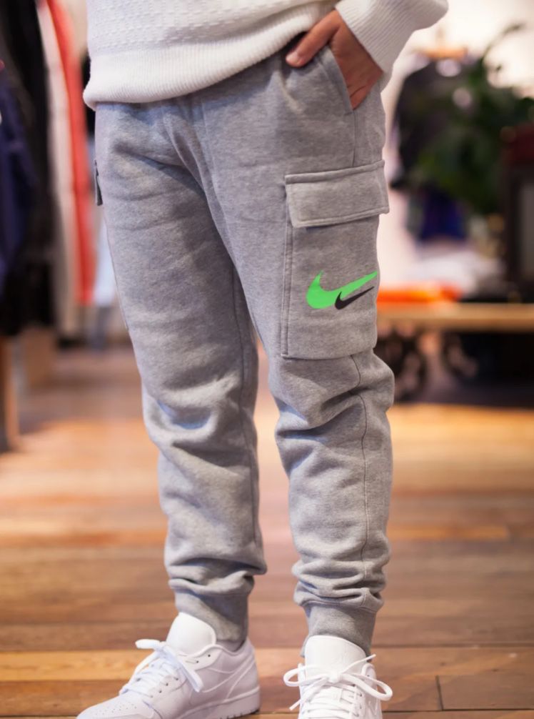 Ausverkauft! Nike Printed Swoosh Cargo Pants für 25,90€ (statt 54€)