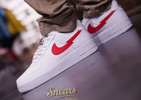 Nike Air Force 1 LV8 Sneaker mit rotem Swoosh Logo für 76€ (statt 109€)