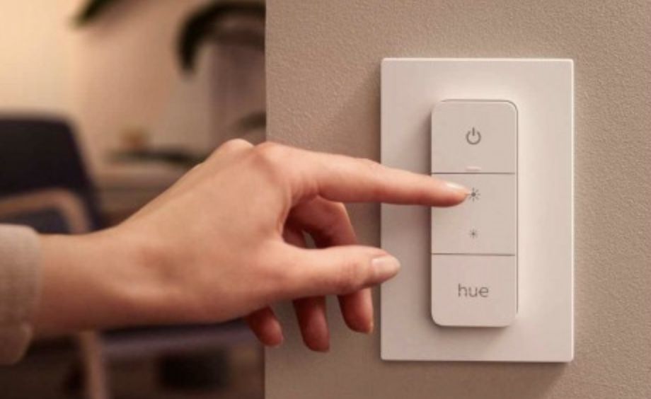 Philips Hue White & Color 2 x E27 + Bridge + Dimmer + SmartPlug für 95€ (statt 129€)