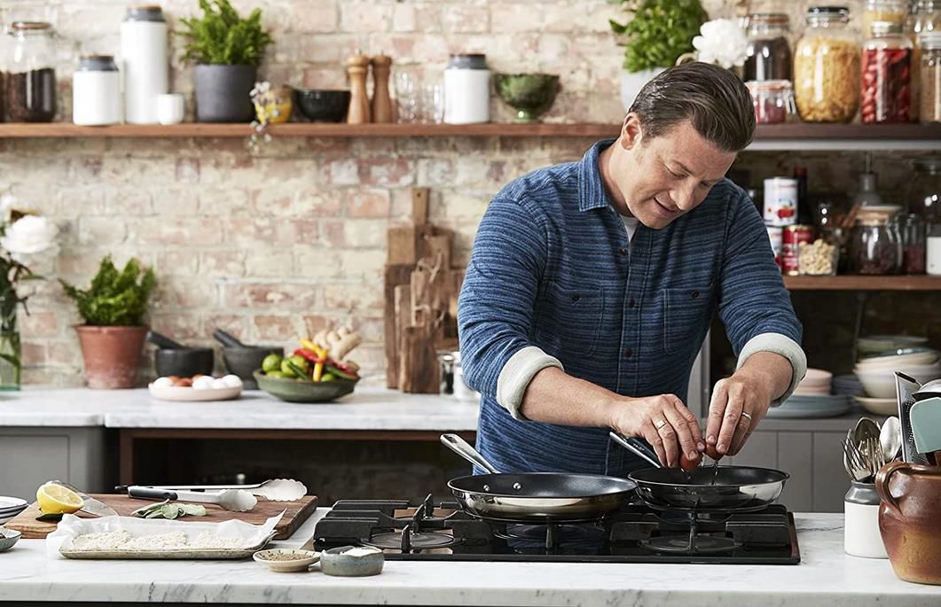 Tefal Pfan­nen Set Jamie Oliver Brushed aus Edelstahl (20, 24, 28cm) für 89,99€ (statt 140€)