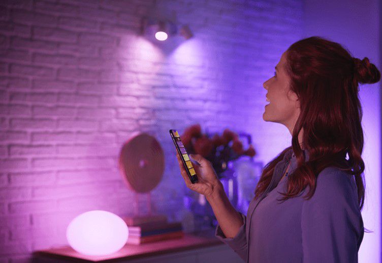 Philips Hue White & Color Ambiance GU10 Starter Kit (3 Lampen + Bridge) mit Bluetooth für 103,99€ (statt 141€)