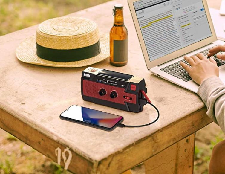 Raddy Kurbelradio SW3 mit Solarpanel und USB Handyladefunktion für 25,19€ (statt 42€)