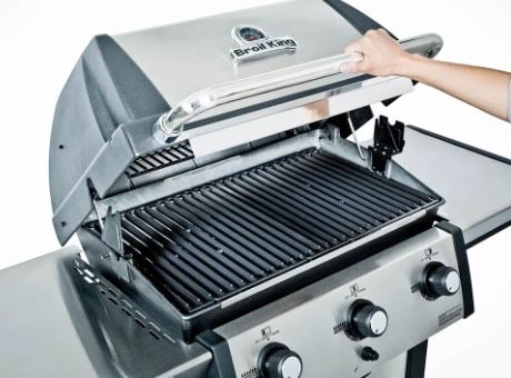 Broil King Signet 320 (2019) Gasgrill mit 3 Edelstahl Stabbrenner ab 636,65€ (statt 749€)