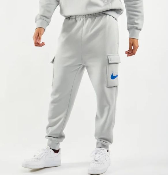 Nike Cargo Air Cuffed Herren Hose mit Seitentaschen und großem Swoosh Logo für 39,99€ (statt 49€)