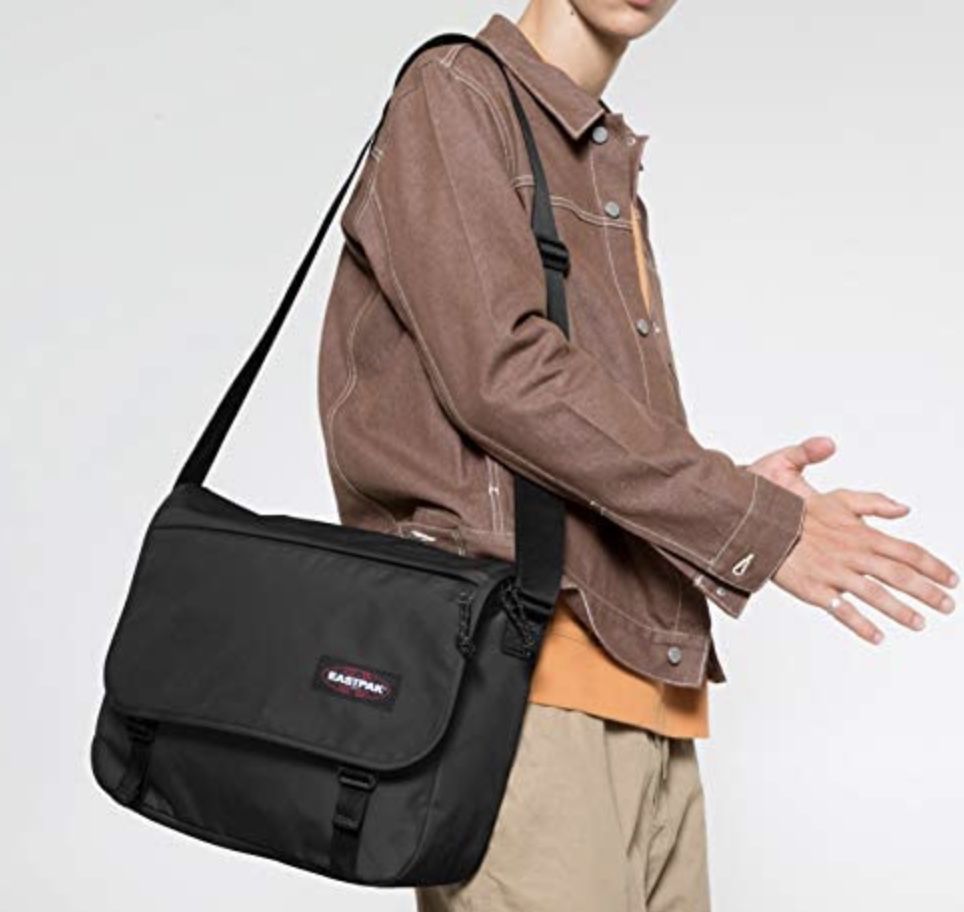 Eastpak Delegate Umhängetasche mit Laptopfach für 25,45€ (statt 43€)