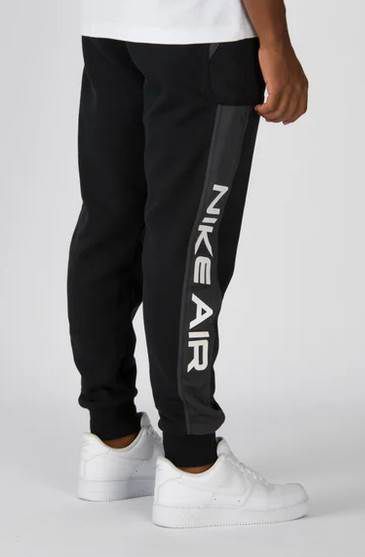 Nike Jogginghose Air Fleece Joggers in Schwarz für 49,99€ (statt 67€)