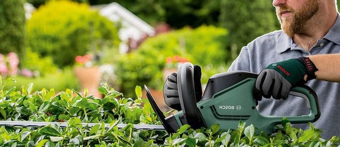 Bosch Heckenschere UniversalHedgeCut 50 ProSilence für 78,31€ (statt 109€)