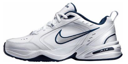 Nike Air Monarch IV Sneaker in Weiß / Silber für 38€ (statt 60€)   Restgrößen