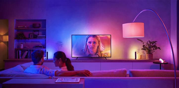 Philips Hue Play Gradient 55 60″ Lightstrip + HDMI Box + Bridge für 224,10€ (statt 375€) Saturn Card