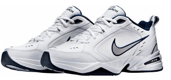 Nike Air Monarch IV Sneaker in Weiß / Silber für 38€ (statt 60€)   Restgrößen