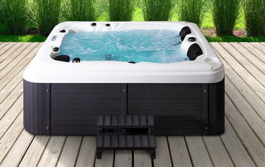 Home Deluxe Outdoor Whirlpool Beach inkl. Treppe und Thermoabdeckung für 3.199€ (statt 3.505€)