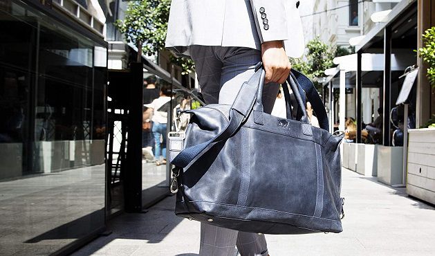 Solo Pelle – Premium Reisetasche in mitternachtsblau für 129€ (statt 299€)