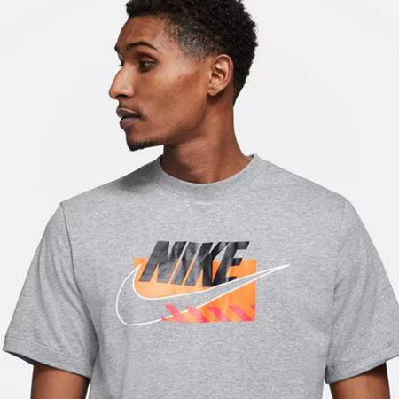 Nike NSW Brandmarks   T Shirt in S XXL für 23,91€ (statt 30€)