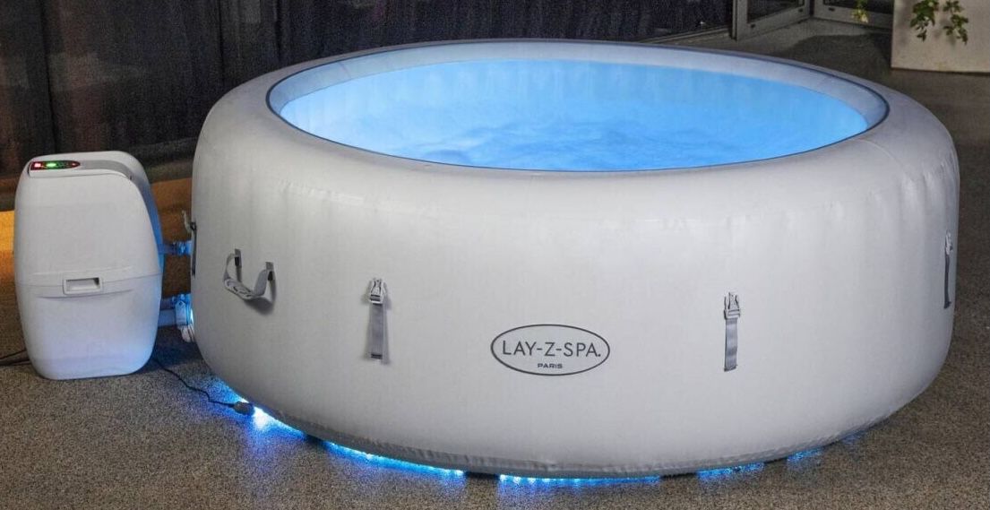 Bestway Lay Z Spa Paris AirJet Whirlpool mit 140 Düsen & LED Lichtstreifensystem für 399€ (statt 470€)