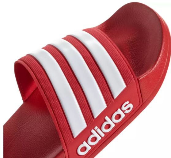 adidas Cloudfoam Adilette Slide in Rot für 16,66€ (statt 20€)