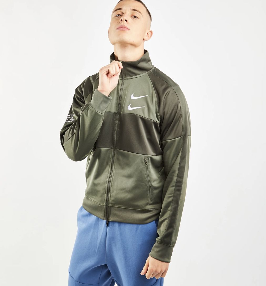 Nike Swoosh Poly Knit Track Top in Olivgrün, Schwarz oder Weiß für 31,99€ (statt 37€)