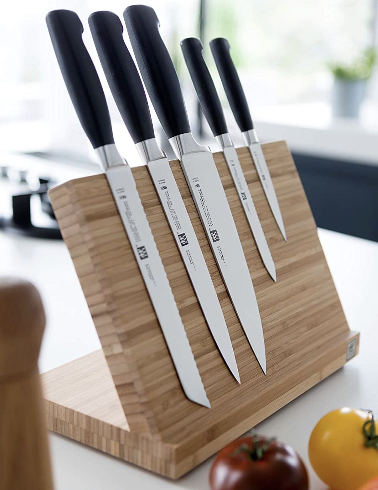 Zwilling magnetischer Messerblock aus Bambus für 41,99€ (statt 60€)