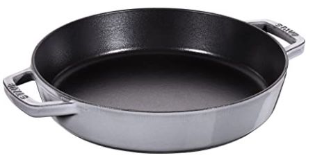 Staub Gusseisen Bratpfanne (26cm) mit 2 Griffen in Grafitgrau für 76,96€ (statt 92€)