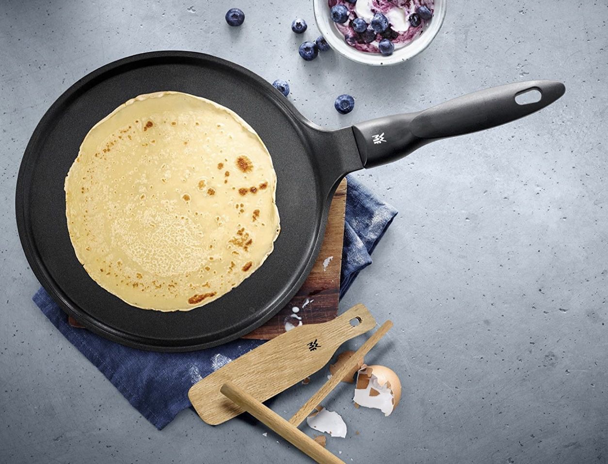 WMF Devil Crepe Pfanne 27 cm mit Teigverteiler und Holzschaufel für 24,99€ (statt 40€)